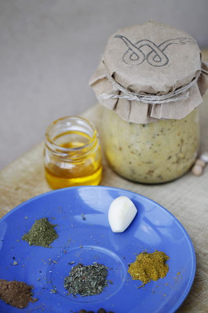 Hummus caseiro em jarra com ingredientes
 - Foto, Imagem