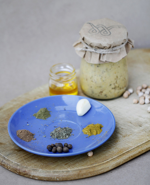 Hummus casero en frasco con ingredientes
 - Foto, Imagen