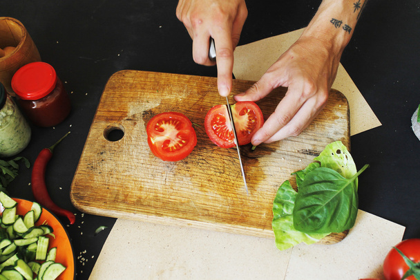 Чоловік готує вегетаріанську фалафель
 - Фото, зображення