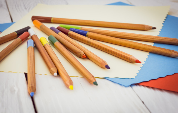 lápices de colores sobre un fondo de papel de color
 - Foto, Imagen