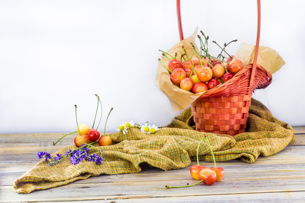 свіжі ягоди, солодкі вишні в кошику на білому тлі
 - Фото, зображення
