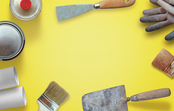 Huis renovatie tools op gele werknemer bureau.  - Foto, afbeelding