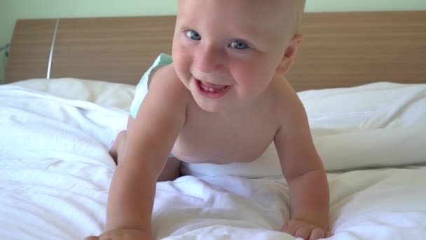 Cute Baby czołgał się na łóżku - Materiał filmowy, wideo
