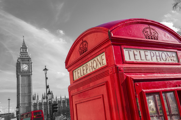 Ikoninen punainen Britannian puhelinkoppi Big Ben aurinkoisena iltapäivänä sininen taivas - mustavalkoinen
 - Valokuva, kuva