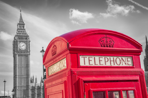 Icónica cabina telefónica británica roja con Big Ben en una tarde soleada con cielo azul - blanco y negro
 - Foto, Imagen