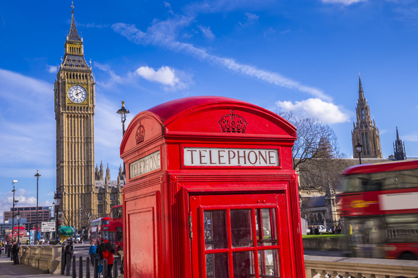 Kultowego brytyjskiego czerwony telefon pudełko z Big Bena w słoneczne popołudnie z błękitnego nieba - Londyn, London, Wielka Brytania - Zdjęcie, obraz