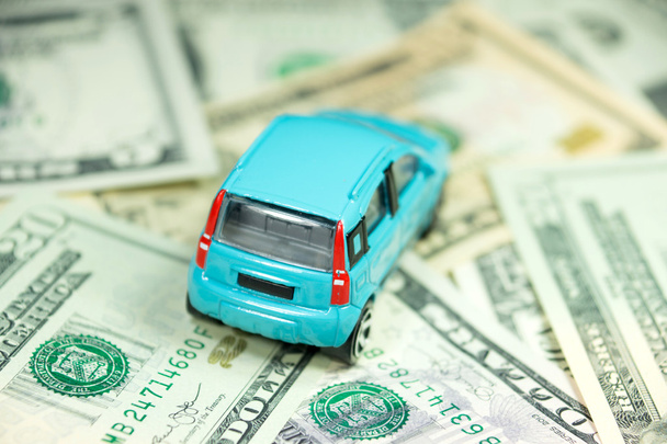 Een auto en dollarbiljetten - Foto, afbeelding