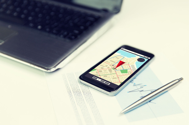 Nahaufnahme des Smartphones mit GPS-Navigationskarte - Foto, Bild