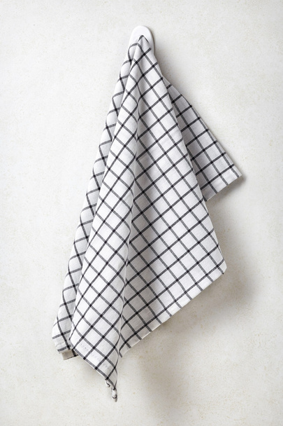 Schone en zachte handdoek opknoping op badkamer muur - Foto, afbeelding