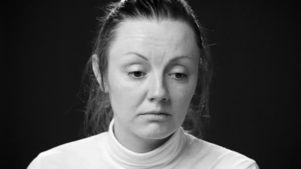 Zbliżenie twarzy smutny womans - Materiał filmowy, wideo