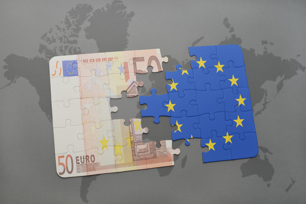 rompecabezas con la bandera nacional de la Unión Europea y el billete en euros en un mapa del mundo fondo
. - Foto, Imagen