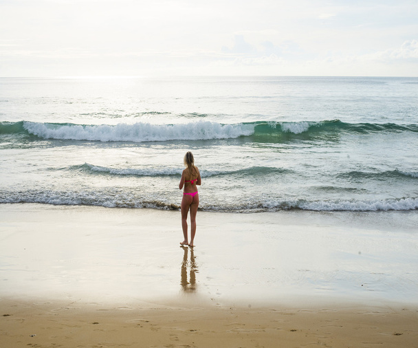 woman in swimsuit goes into ocean - Foto, Imagem