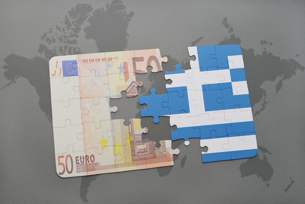bir dünya haritası arka plan üzerinde yunanistan ve euro banknot ulusal bayrağı ile bulmaca. - Fotoğraf, Görsel