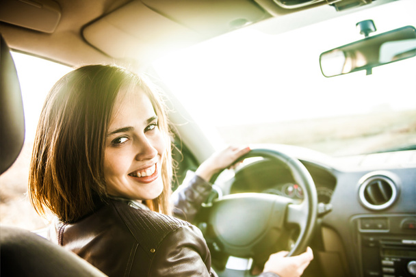 young woman in car  turning - Φωτογραφία, εικόνα