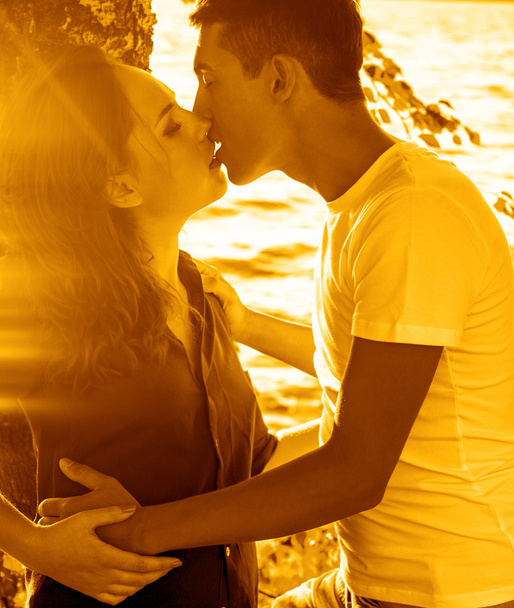романтичний Щаслива пара обіймає і цілує на сонячному морі
. - Фото, зображення