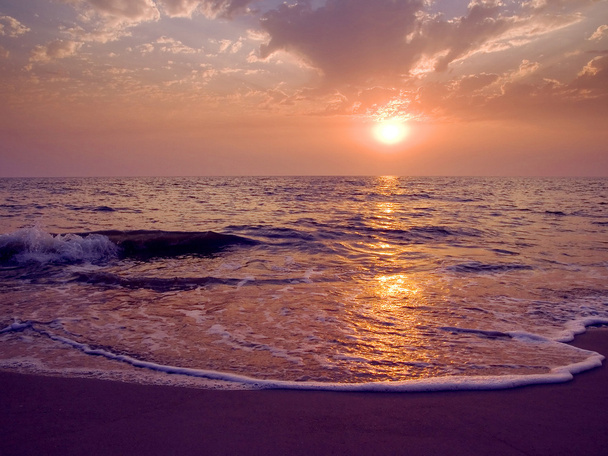 Tagesanbruch auf einem Meer. - Foto, Bild