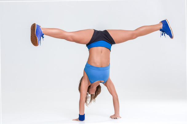 Sporty flexible girl doing stretching exercise - Foto, Imagem