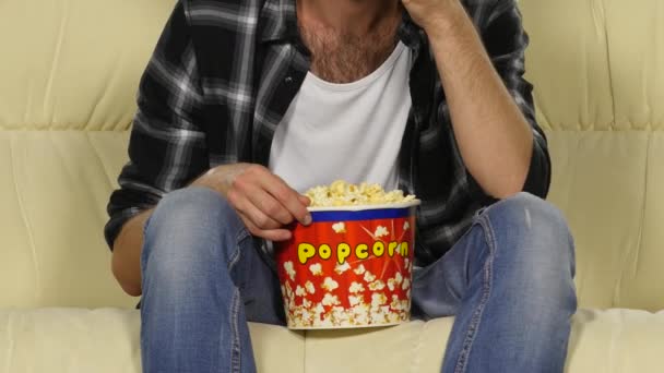 Bucket of popcorn and a hand of the man - Кадри, відео