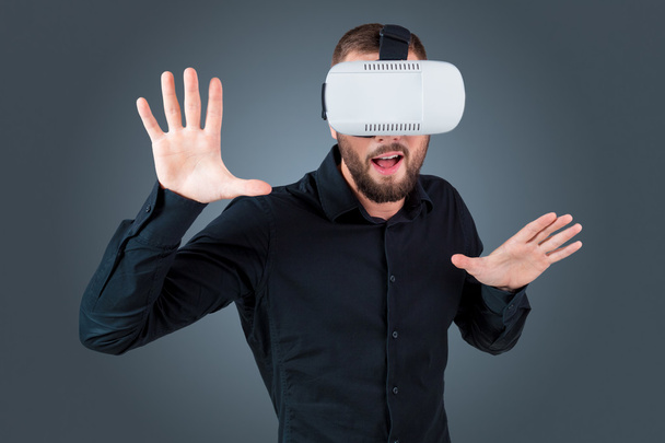 hombre joven con gafas de realidad virtual
 - Foto, imagen