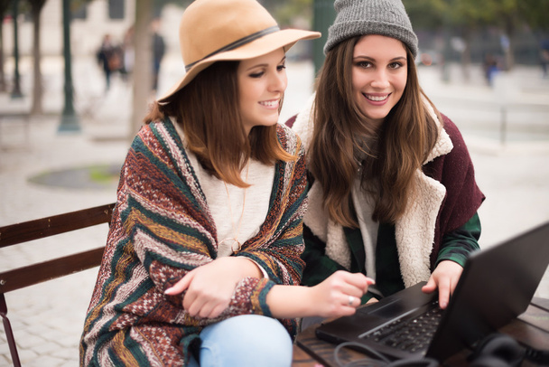 Amigos em laptop na rua
 - Foto, Imagem