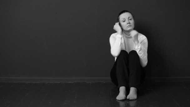 Üzgün kadın katta oturan - Video, Çekim
