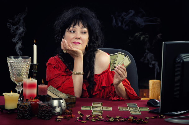 Τσιγγάνικη μάντισσα δείχνει την τύχη λέει κάρτες για την παρακολούθηση - Φωτογραφία, εικόνα