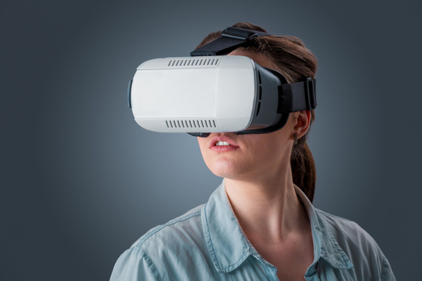 молода жінка використовує окуляри для гарнітури VR
 - Фото, зображення