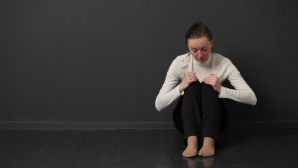 Szomorú nő ül a földön - Felvétel, videó