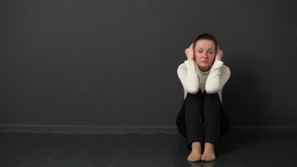 Traurige Frau sitzt auf dem Boden - Filmmaterial, Video