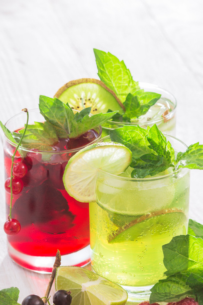 Bebidas refrescantes y varias frutas y bayas frescas
 - Foto, Imagen
