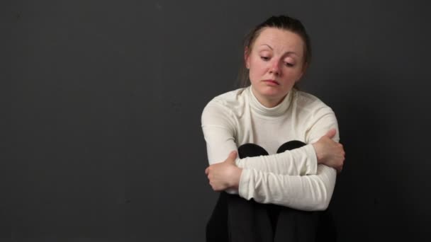 Szomorú nő ül a földön - Felvétel, videó