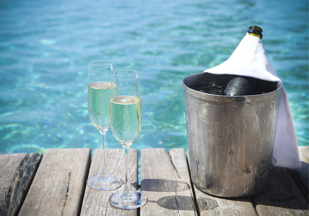 Champagne fles in ijs emmer en champagneglazen  - Foto, afbeelding