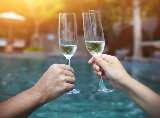 Couple tenant des verres de champagne portant un toast
 - Photo, image