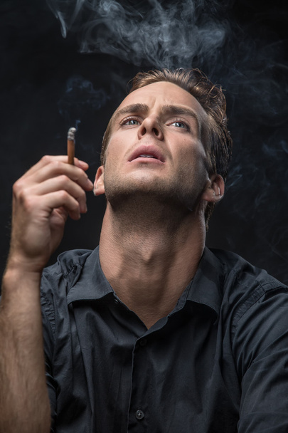 Portrait of man with cigarette - Foto, afbeelding
