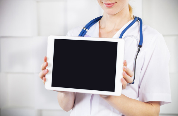 Médico femenino que trabaja con tableta
 - Foto, imagen