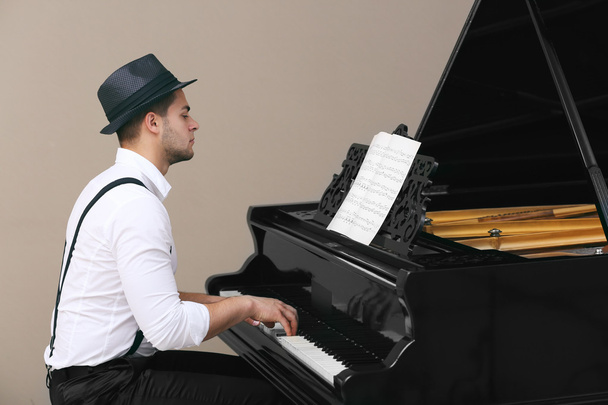 Musician playing piano - Foto, Bild