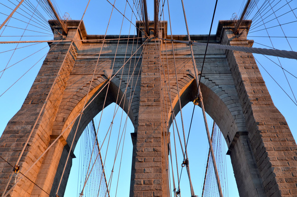 Most Brookliński jest jednym z najstarszych mostów wiszących w Stanach Zjednoczonych. Ukończony w 1883 roku, łączy nowojorskie dzielnice Manhattanu i Brooklynu, rozciągając się wzdłuż East River. - Zdjęcie, obraz