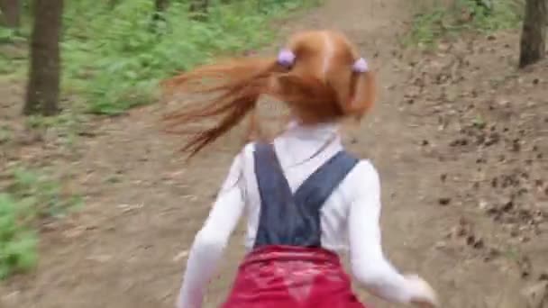 Gyömbér kis lány fut az erdőben - Felvétel, videó