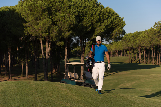 golfista andando e carregando saco de golfe
 - Foto, Imagem