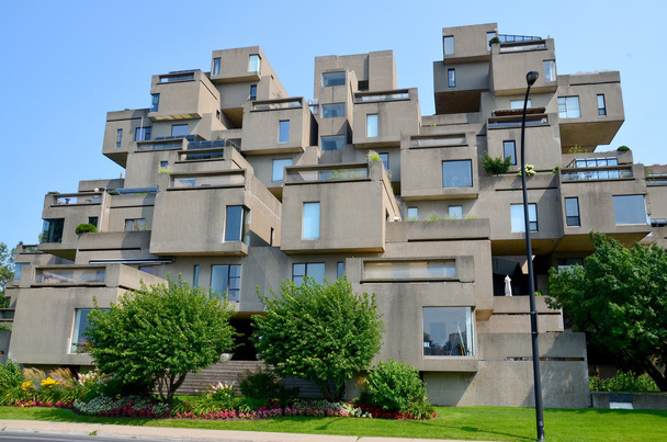 26 de agosto: Vista del Hábitat 67 en Agu 26, 2013 en Montreal, Quebec, Ca. Habitat 67 se considera un hito y uno de los edificios más reconocibles e importantes de Montreal y Canadá. - Foto, imagen
