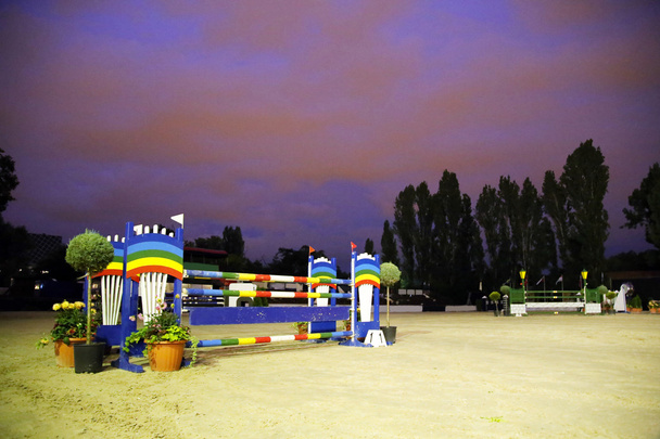 Obstáculos y barreras en un campo de salto de espectáculo
 - Foto, imagen