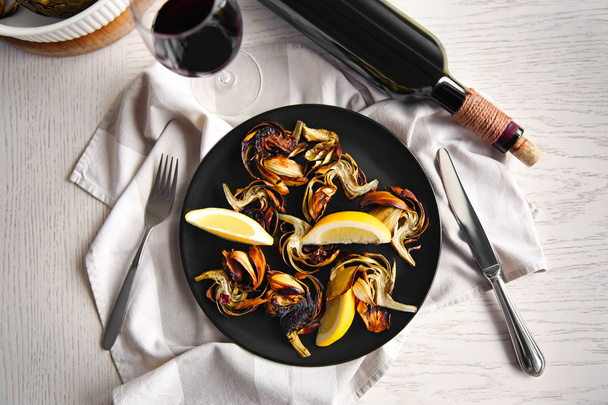 Baked artichokes with wine  - Φωτογραφία, εικόνα