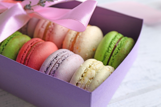 colorful macaroons in gift box - Foto, Imagen