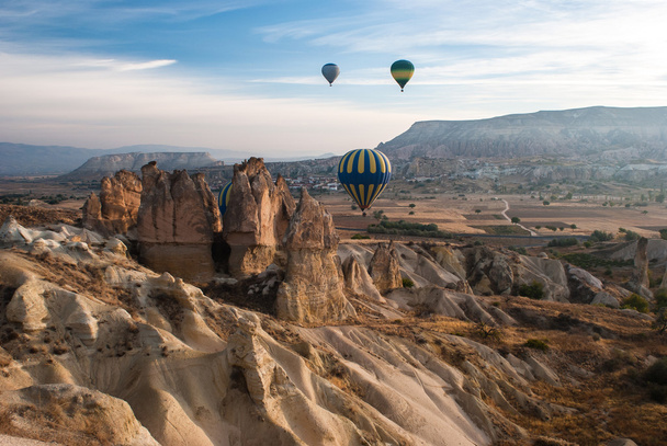 Balloons in the mountains of Cappadocia - Foto, afbeelding