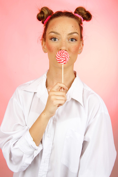 Милая девушка со сладостями на бэкгранде
 - Фото, изображение