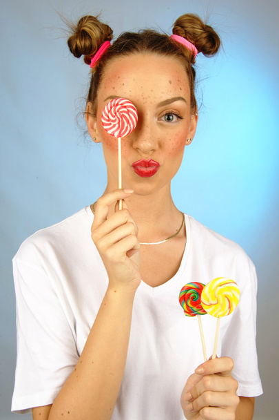Sweet girl with candy with fracle on backgrpund - Foto, imagen