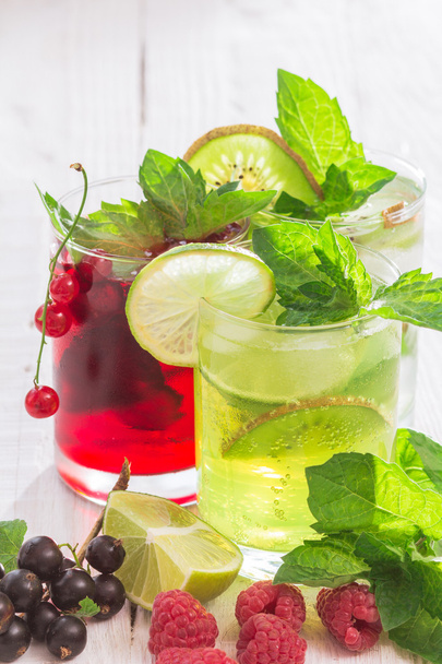 Frissítő italok és különböző friss gyümölcsök és bogyók - Fotó, kép