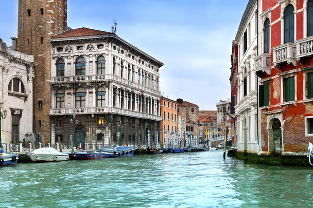 Venedig. Italien. helle antike Gebäude am Ufer des Canal Grande - Foto, Bild