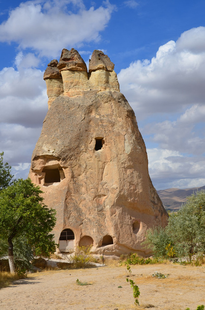 Probably the best known feature of Cappadocia, Turkey  found in its very heart, are the fairy chimneys of Goreme and its surrounding villages - Foto, immagini