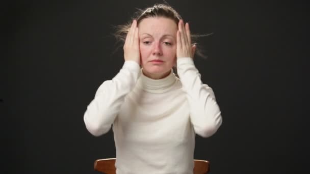 Üzgün kadının yüzünü kapatmak - Video, Çekim